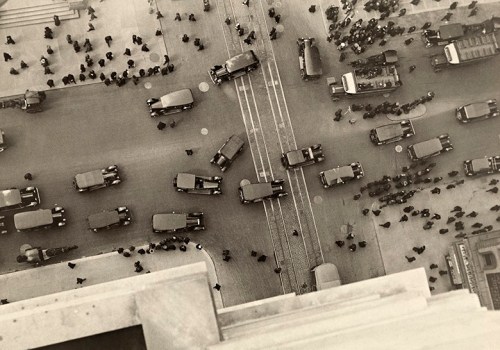 A view of the intersection at 5th Avenue and 42nd Street