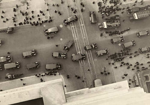 A view of the intersection at 5th Avenue and 42nd Street