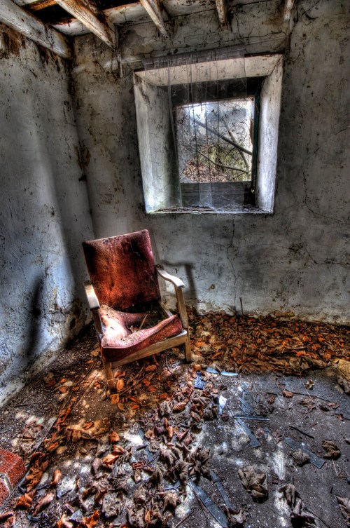DJA-AD-057-Overgrown-Cottage-Reading-Chair-1000x1506